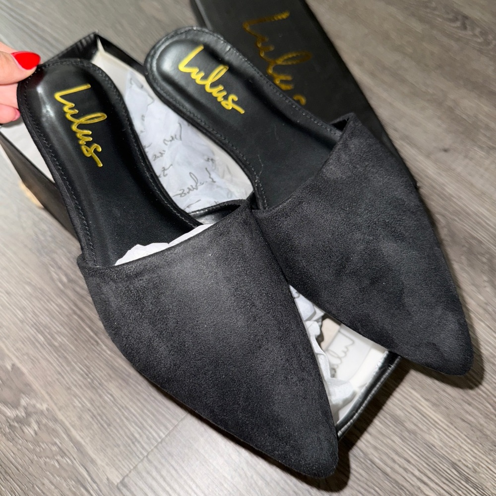 Lulu's Black Mules Sleek Minimalist Design